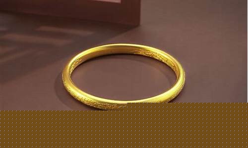 周大福古法手镯的金价_周大福古法手镯和其他家不一样嘛