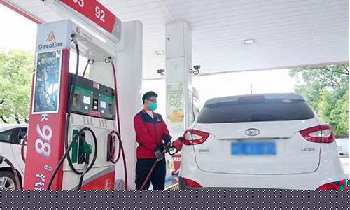 汽车加油价钱图片实拍400元_汽车加油价774