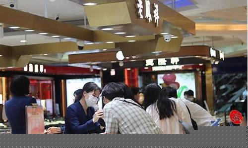 实体店黄金什么时候降价_专柜金价何时掉价啊