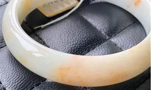 翡翠手镯带洒金值钱吗_翡翠手镯带点洒金价格