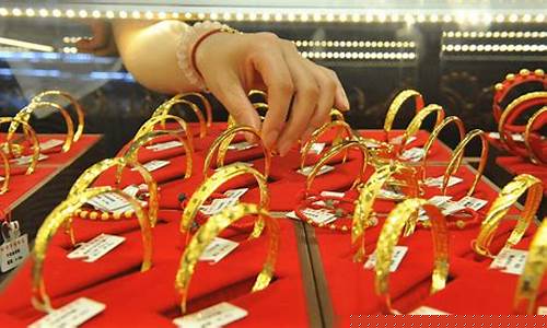 金价跌了为什么金店的价格还不跌_金价下跌但店里还是贵