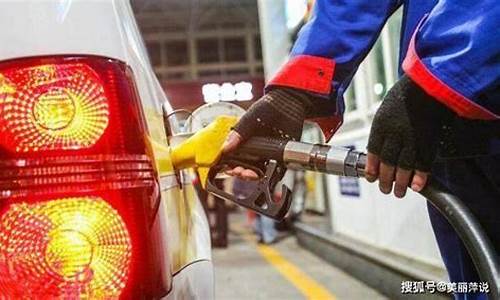 为什么原油价格下跌国内油价上涨_原油价格为什么这么低