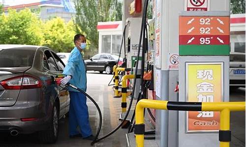 油价大跌了吗_油价大跌利好汽车
