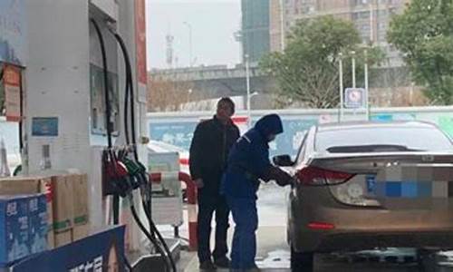 现在油价为什么低_现在油价为啥降这么多